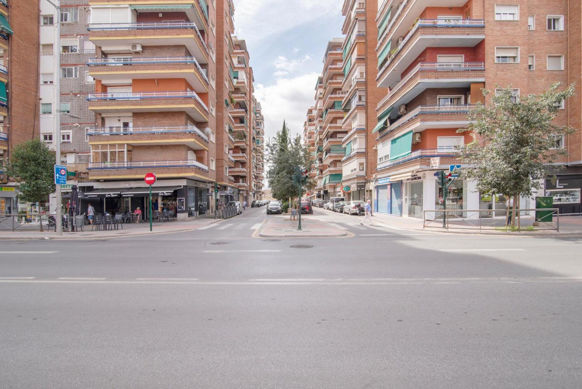 Delfin Retreat Con Terraza Junto A Parada De Metro Granada Luaran gambar