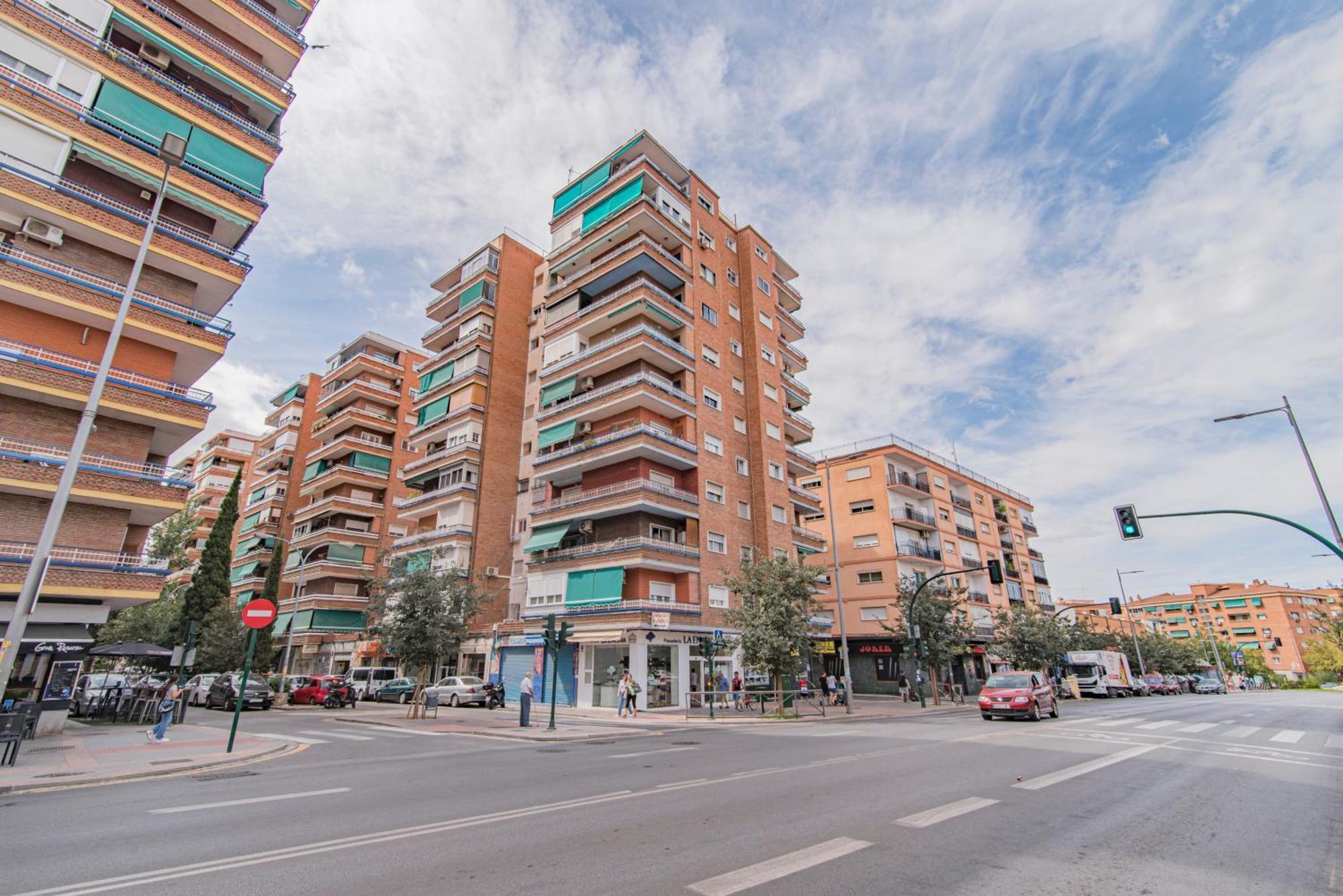 Delfin Retreat Con Terraza Junto A Parada De Metro Granada Luaran gambar