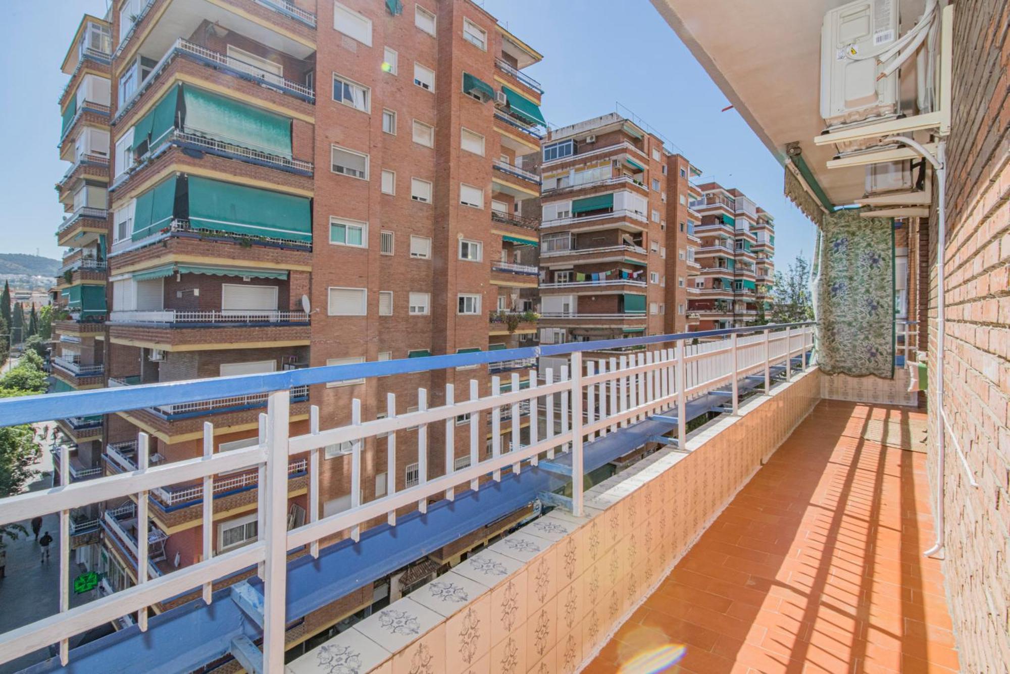 Delfin Retreat Con Terraza Junto A Parada De Metro Granada Luaran gambar