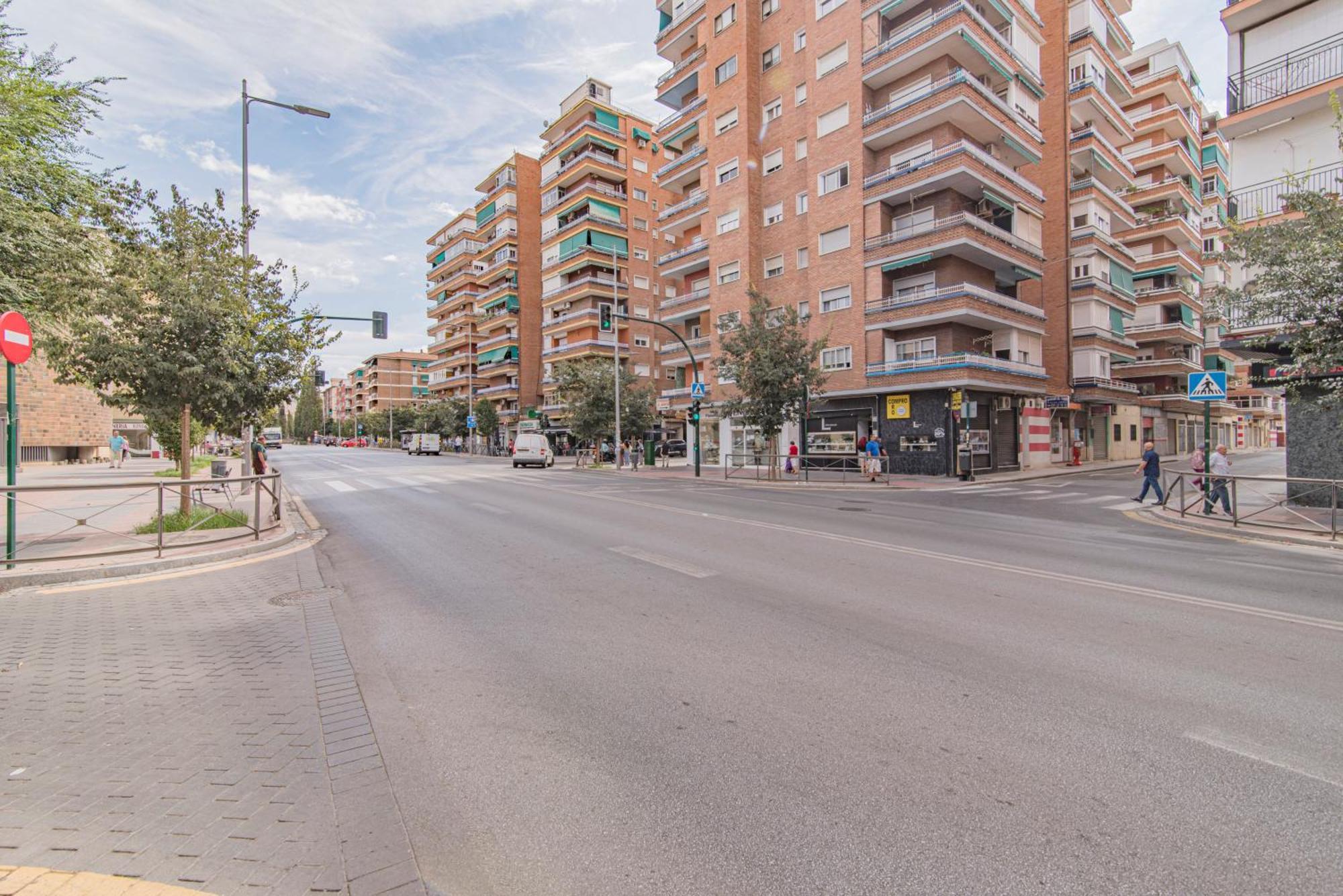 Delfin Retreat Con Terraza Junto A Parada De Metro Granada Luaran gambar