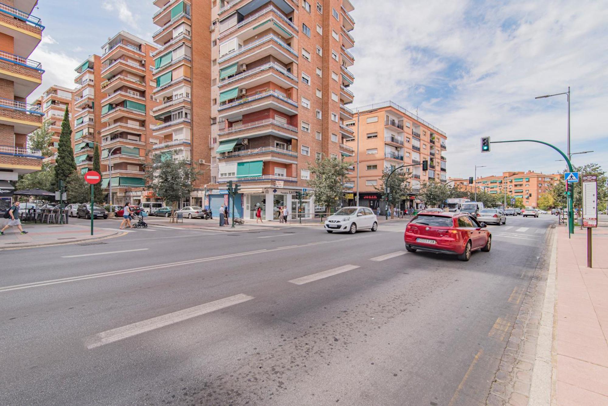 Delfin Retreat Con Terraza Junto A Parada De Metro Granada Luaran gambar